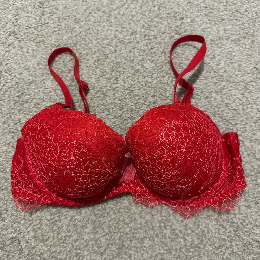 ✨✨ Bundle any 2 bras for $25!  ✨✨ Victoria's Secret Scarlet Lace Bra